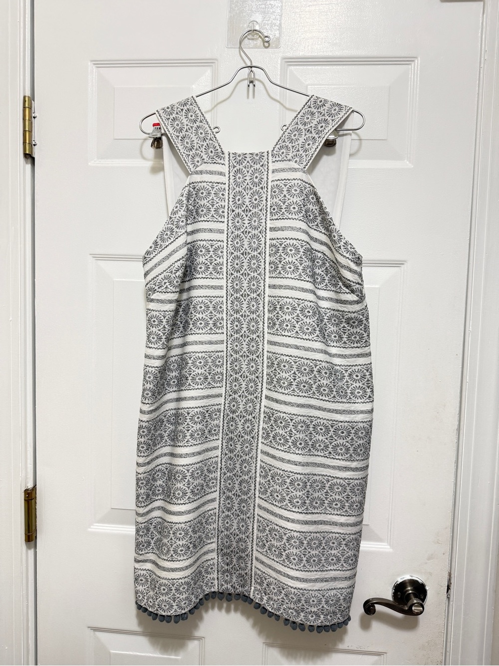 MAGGY LONDON Gray and White Lace-Pattern Shift Dress with small pom-pom - Picture 11 of 13